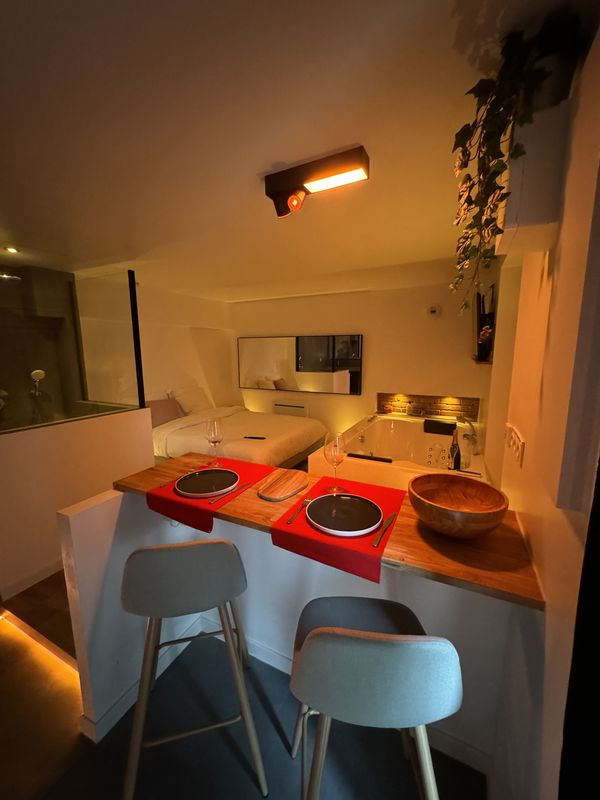 Coin repas en ambiance tamisée