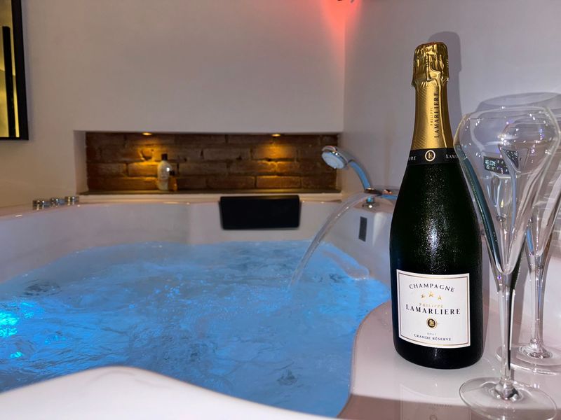 Champagne posé au bord de la balnéo