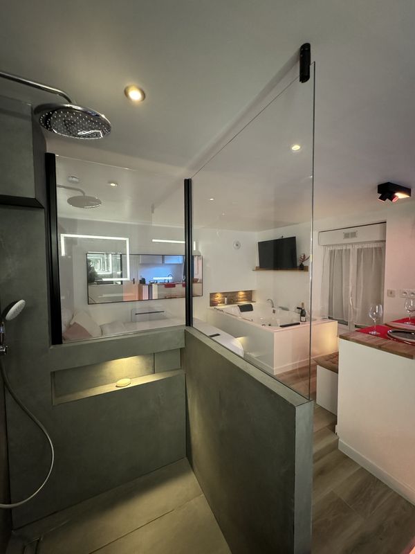 Douche à l'italienne avec paroi vitrée